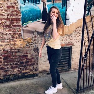 Meet your Posher, Alyssa